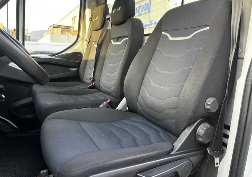 Vue intérieure côté droit montrant les sièges noirs du IVECO Daily6 35 S16 2.3 D de 2020 avec appuie-têtes brodés Daily.