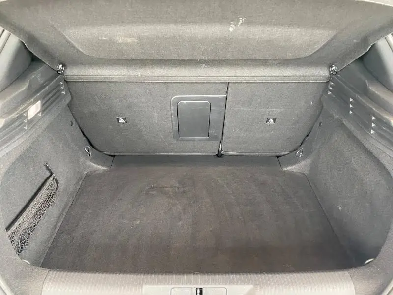 Coffre spacieux vu de l'intérieur, revêtement noir, Peugeot 308 1.5 BlueHDi 130ch Gris Artense 2022.