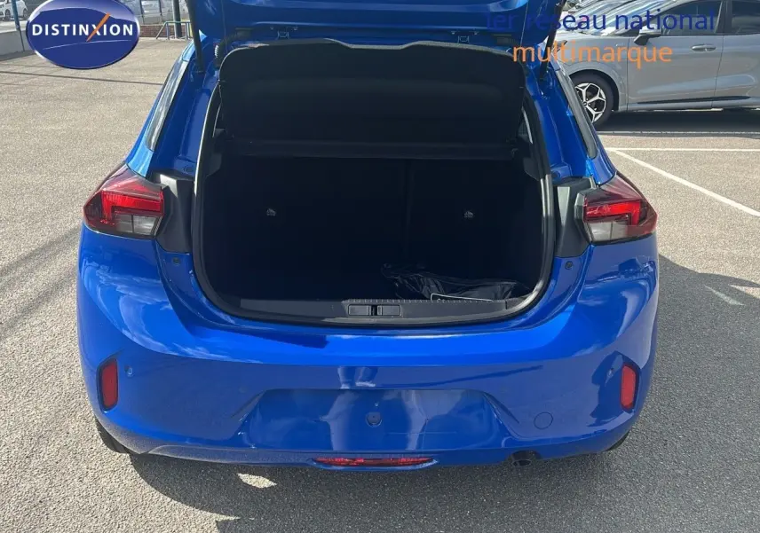 Vue arrière d'une Opel Corsa bleu voltaik métal 2025 avec coffre ouvert dévoilant l'espace de chargement.
