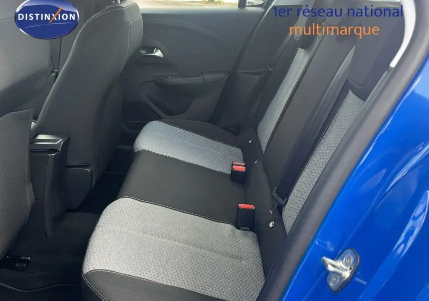 Vue intérieure arrière côté droit de l'Opel Corsa 2025 bleu voltaik métal, sièges tissu gris et noir avec ceinture de sécurité.