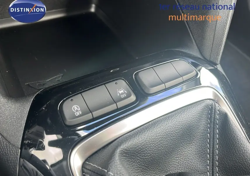Gros plan sur la console centrale de l'Opel Corsa 2025 avec levier de vitesse manuel et boutons de contrôle noirs.