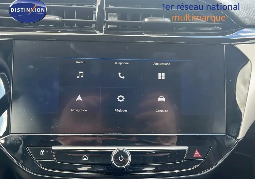 Écran tactile central de l'Opel Corsa 2025 avec interface multimédia affichant radio, téléphone et navigation.