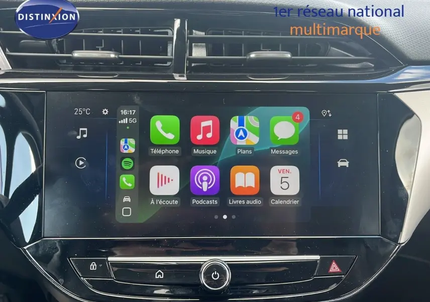Écran tactile central affichant Apple CarPlay dans l'habitacle d'une Opel Corsa bleu voltaik métal 2025.