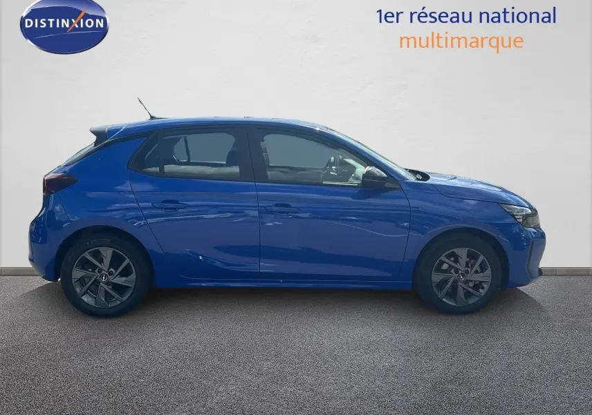 Profil côté gauche d'une Opel Corsa 2025 bleu voltaik métal, compacte avec jantes alliage et lignes dynamiques.