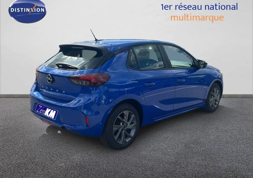 Opel Corsa bleu Voltaik métal vue 3/4 arrière droit, avec jantes alliage et toit noir contrasté.