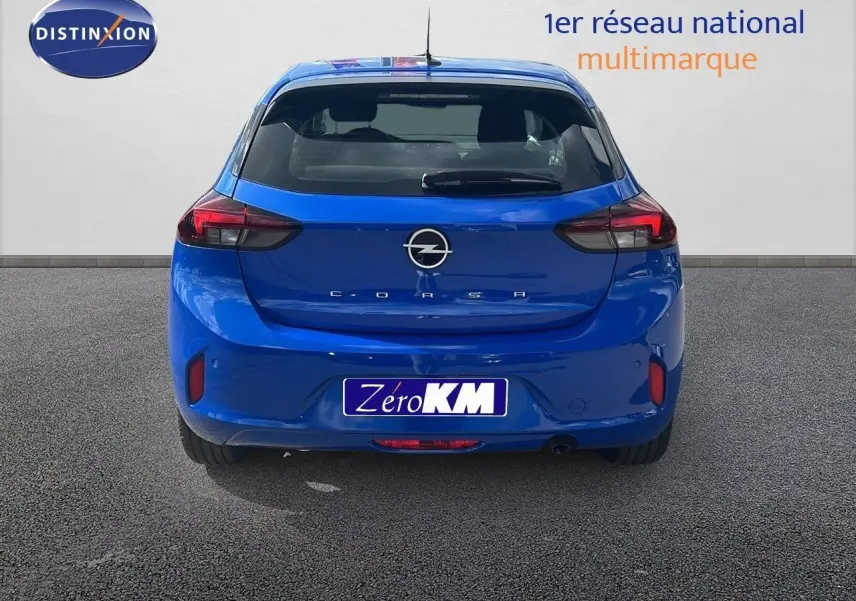 Vue arrière d'une Opel Corsa 2025 bleu voltaik métal avec feux LED et plaque Zéro KM visible.