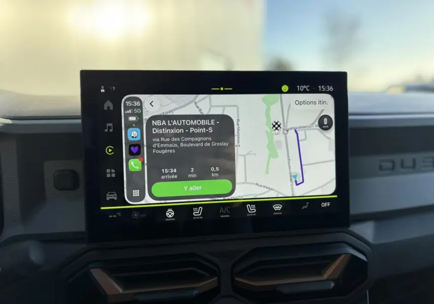 Écran tactile central du tableau de bord du Dacia Duster 2026, affichant la navigation GPS en mode jour.