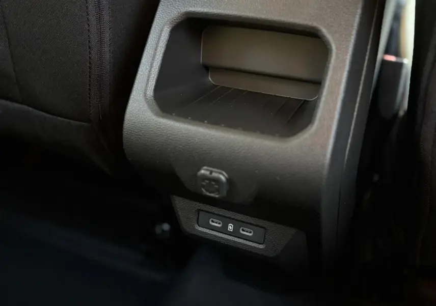 Prise USB double et rangement arrière noir dans l’habitacle du Dacia Duster 2026 version NV 1.8 Hybrid.