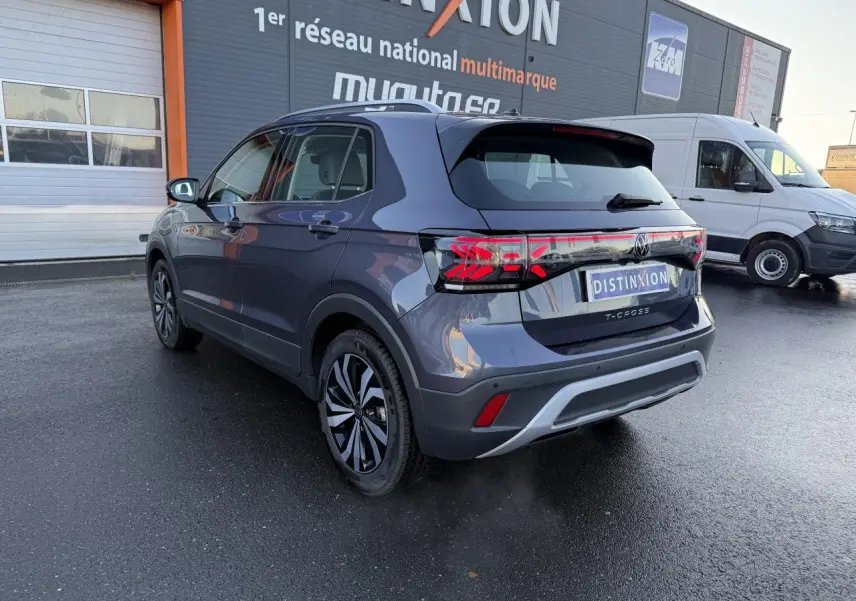 Volkswagen T-Cross gris cendre vu de trois quarts arrière droit, avec feux arrière LED et jantes distinctives.