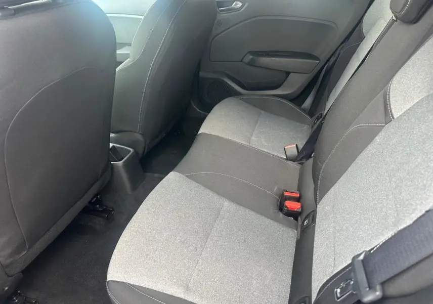 Vue intérieure côté droit des sièges arrière gris et noirs de la Renault Clio V dCi 100 Evolution 2025.