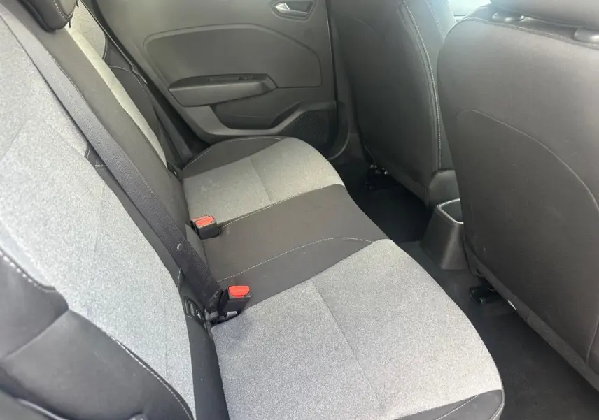 Vue intérieure côté arrière droit de la banquette arrière gris clair et noir de la Renault Clio V dCi 100 Evolution 2025.