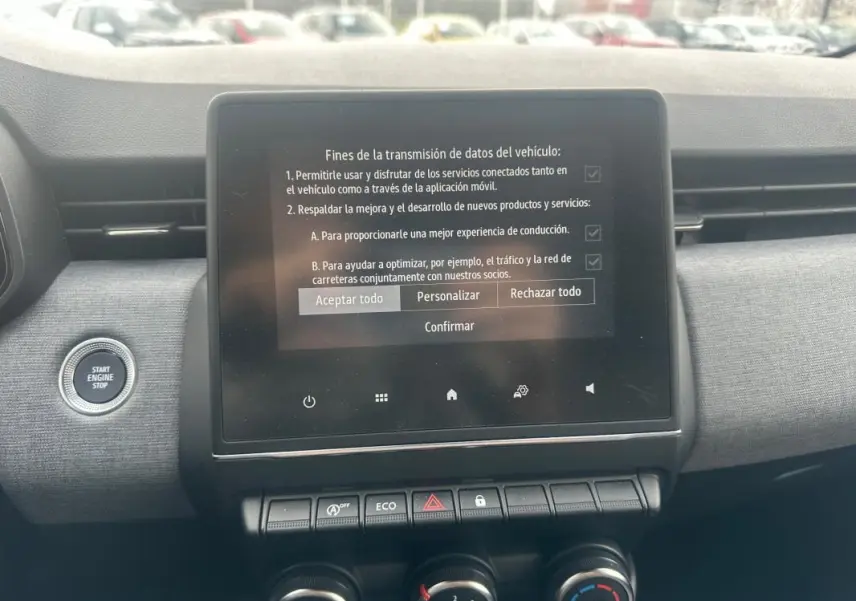 Tableau de bord de Renault Clio V dCi 100 Evolution 2025 noir, vue frontale centrée sur l'écran tactile et commandes climatisation.