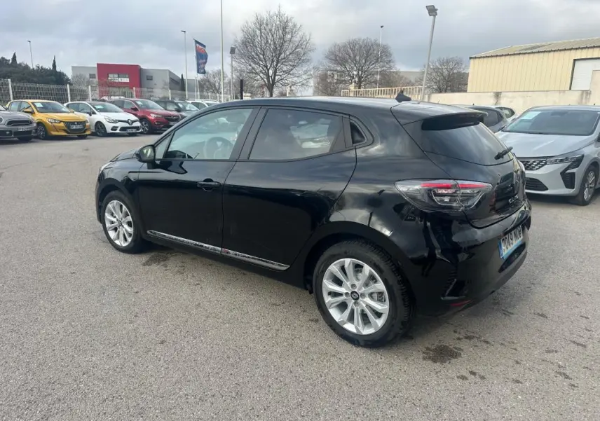 Renault Clio V dCi 100 Evolution noire vue en 3/4 arrière côté gauche, vitres surteintées et jantes argentées.