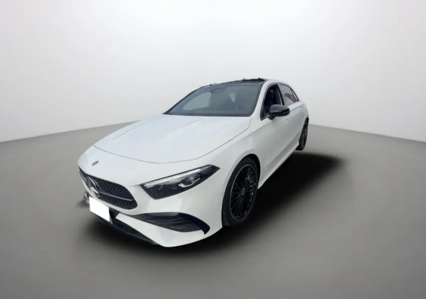 Mercedes Classe A 200d BVA Exclusive Design blanc polaire vue 3/4 avant avec jantes noires et toit panoramique noir.