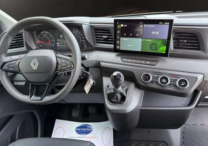 Vue intérieure du tableau de bord du Renault Master 2026 avec volant multifonctions et écran tactile central.
