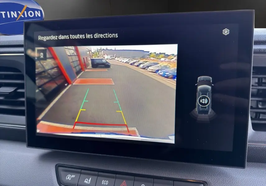 Écran tactile intérieur du Renault Master blanc 2026 montrant la caméra de recul avec lignes de guidage colorées.