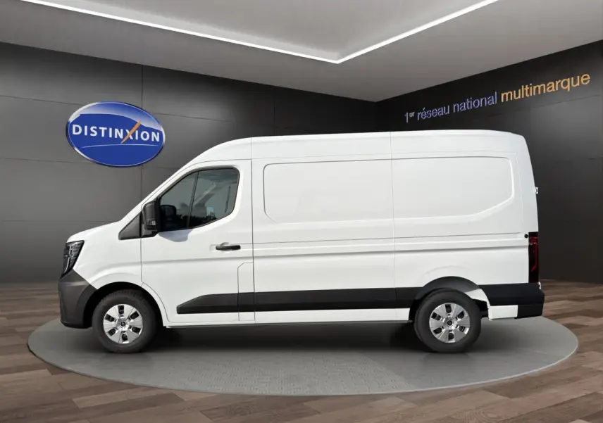 Profil droit d’un utilitaire Renault Master blanc 2026 avec bas de caisse noir et jantes acier en showroom.