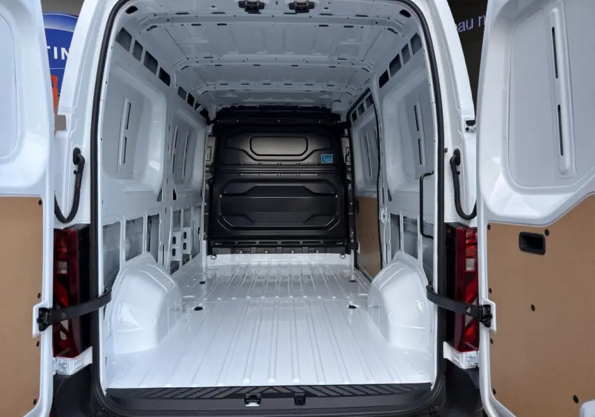 Vue arrière intérieure du Renault Master blanc FG L2H2 3T5 avec portes ouvertes et espace de chargement vide.