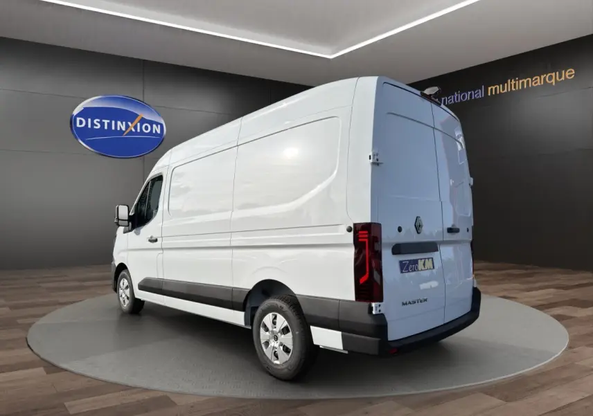 Renault Master blanc en 3/4 arrière droit, avec feux arrière LED et logo Zero KM visible sur porte arrière.