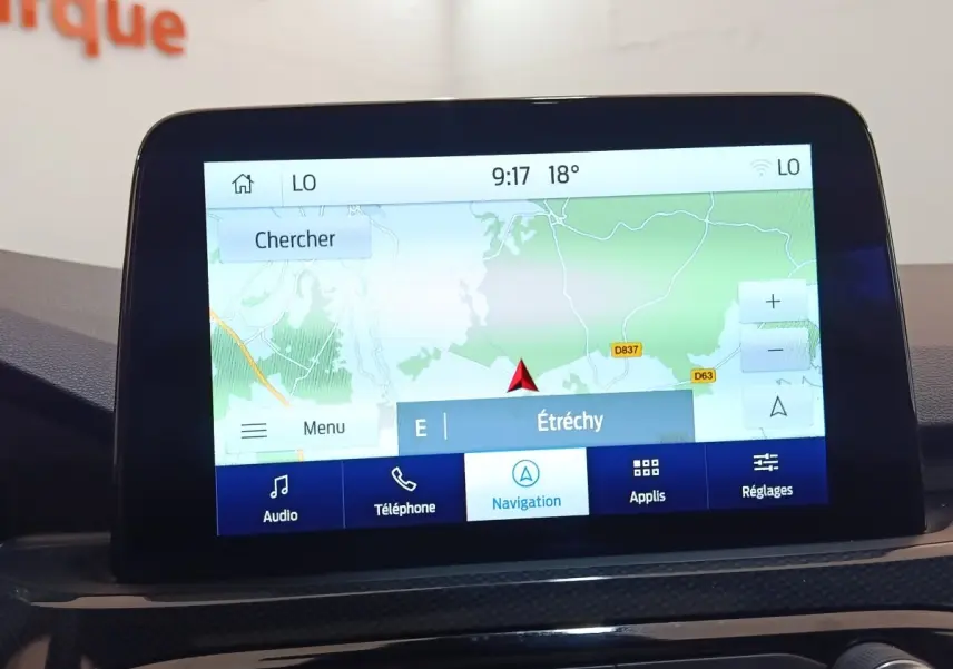 Écran tactile central du Ford Kuga 2023 affichant la navigation avec carte et options multimédia.
