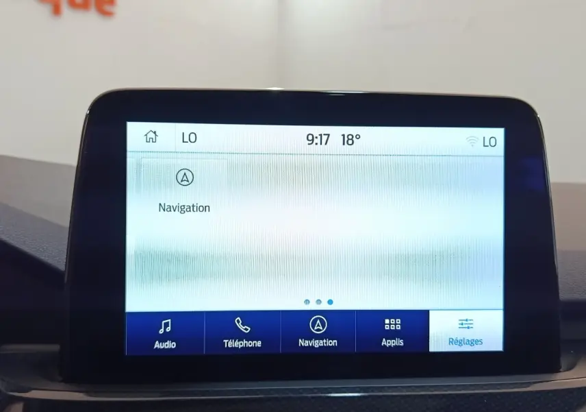 Écran tactile central du tableau de bord du Ford Kuga gris foncé, affichant le menu navigation en intérieur.