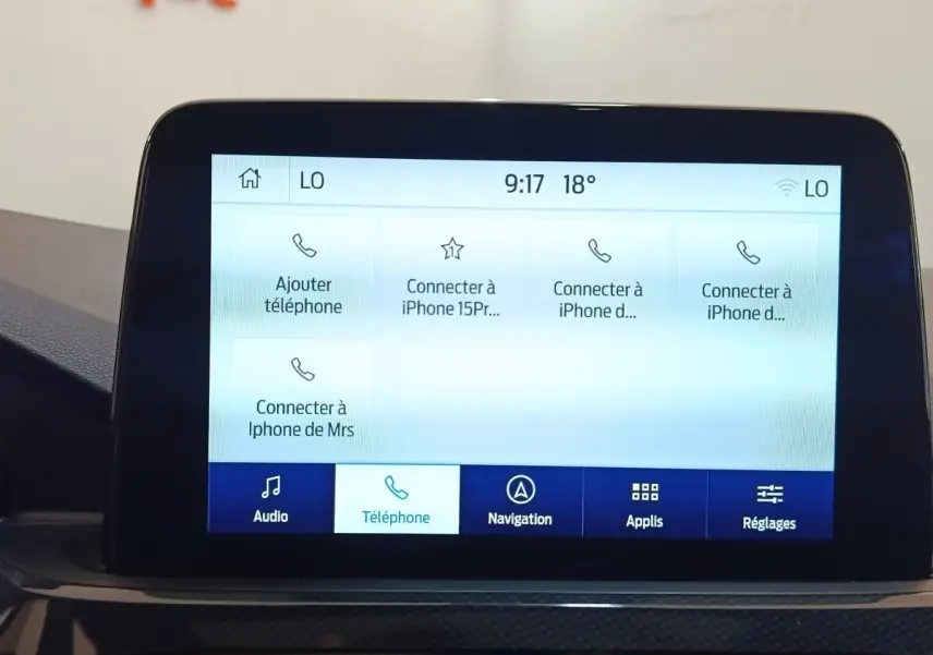 Écran tactile central du Ford Kuga 2023 affichant les options de connexion téléphonique, intérieur noir.