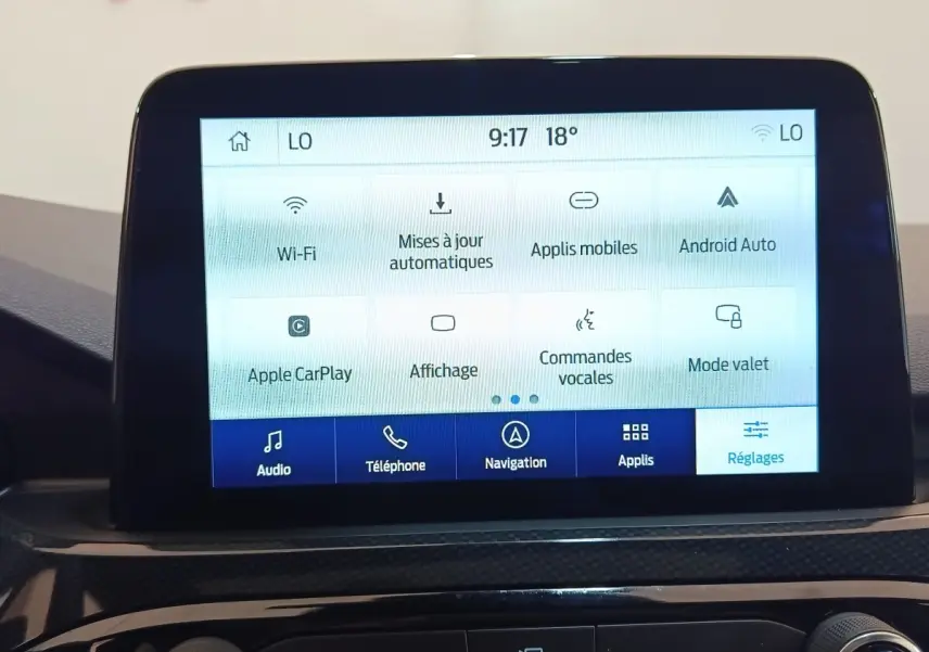 Écran tactile central affichant les options connectivité et réglages dans l’habitacle du Ford Kuga gris foncé 2023.