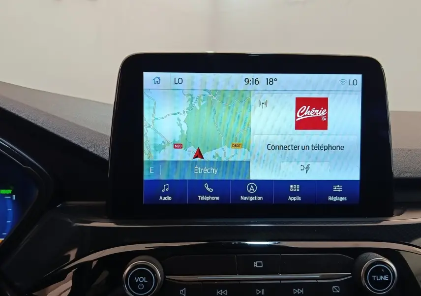 Écran tactile central du Ford Kuga gris foncé 2023 affichant la navigation et les commandes audio.