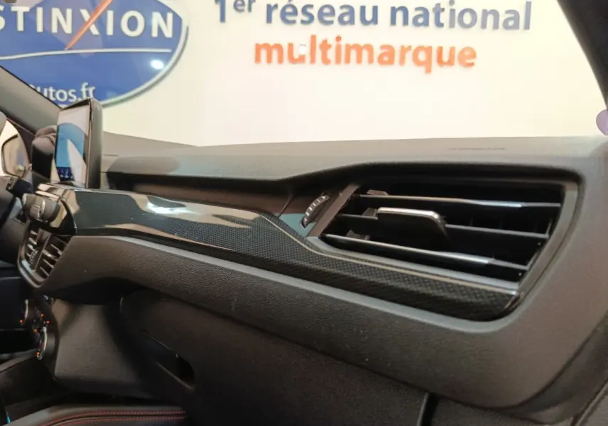 Vue intérieure côté passager du tableau de bord noir avec insert carbone du Ford Kuga 2023 gris foncé ST-Line X.