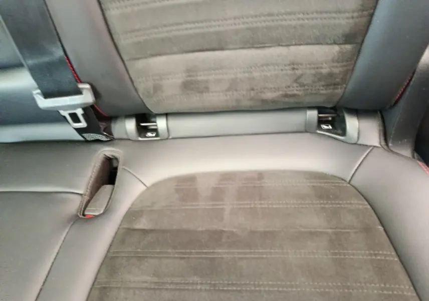 Détail de la banquette arrière en cuir et alcantara gris foncé avec surpiqûres rouges du Ford Kuga 2023.