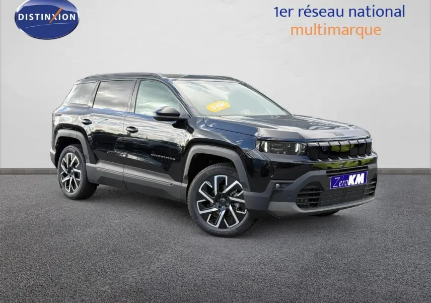 Jeep Compass 2026 Vulcano en 3/4 avant droit, avec jantes alu distinctives et calandre noire marquée.