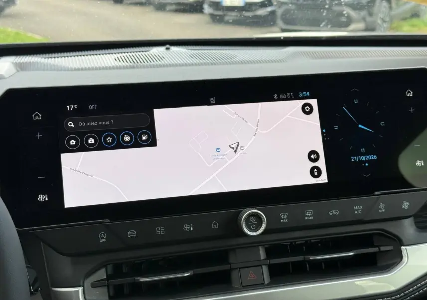 Vue rapprochée de l'écran tactile central du Jeep Compass 2026 affichant la navigation et l'horloge digitale.