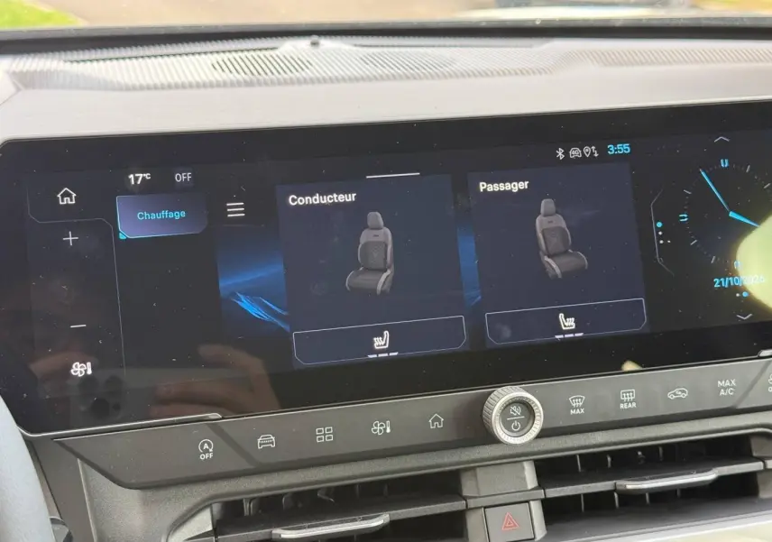 Tableau de bord du Jeep Compass 2026 avec écran tactile affichant le chauffage des sièges conducteur et passager.