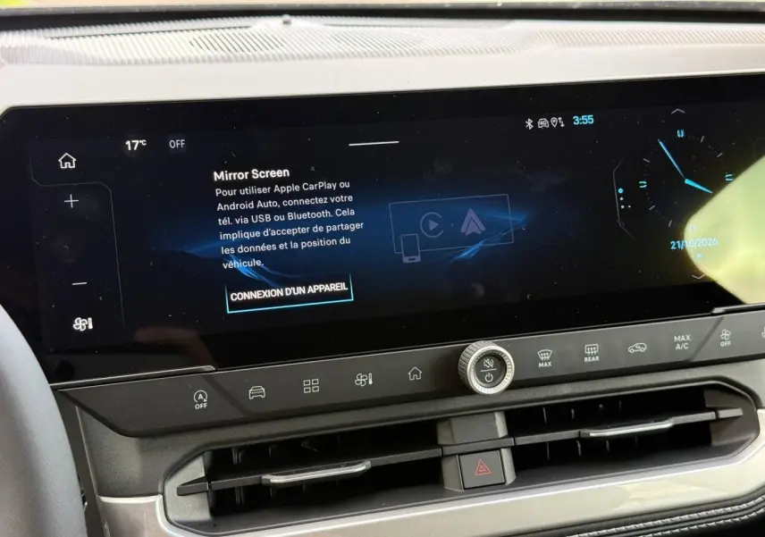 Gros plan sur l'écran tactile et la console centrale du Jeep Compass 2026, finition Summit avec interface multimédia.