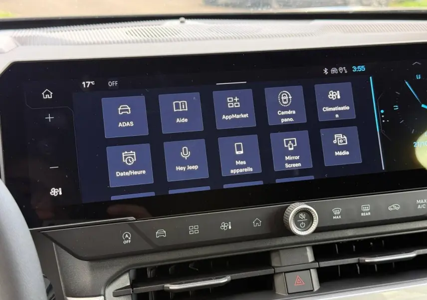 Écran tactile central du tableau de bord du Jeep Compass 2026, affichant les options de connectivité et d’aide à la conduite.
