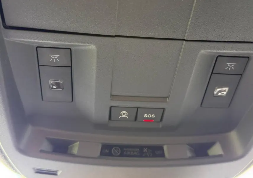 Vue en gros plan du plafonnier avec boutons d’éclairage et alerte SOS du Jeep Compass Vulcano 2026.