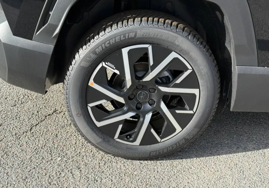 Gros plan sur la roue avant droite du Jeep Compass 2026 Vulcano avec jante alu noire et grise distinctive.