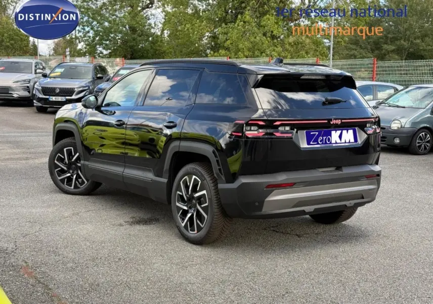 Vue 3/4 arrière droite d'un Jeep Compass noir brillant avec jantes alu et feux arrière LED distinctifs.