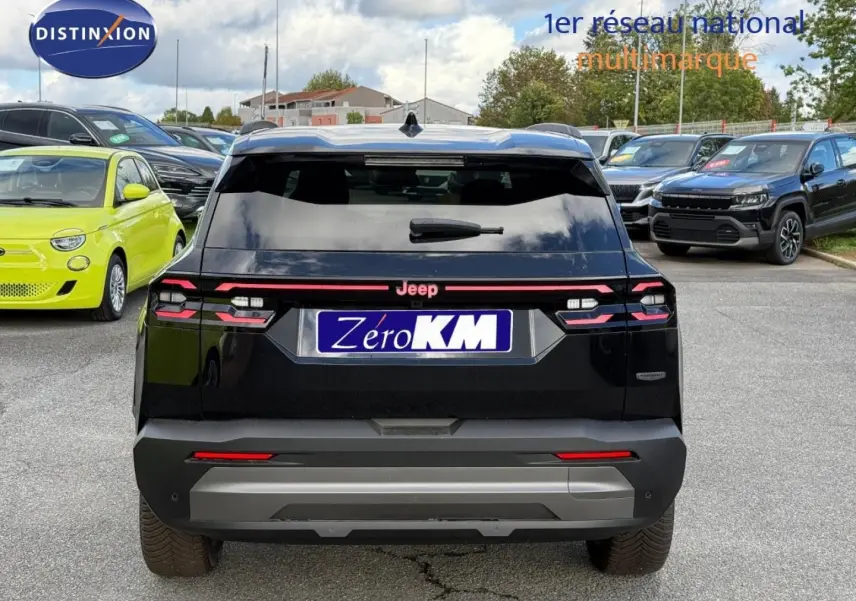Vue arrière d’un Jeep Compass 2026 noir Vulcano avec feux LED et logo Jeep lumineux au centre.