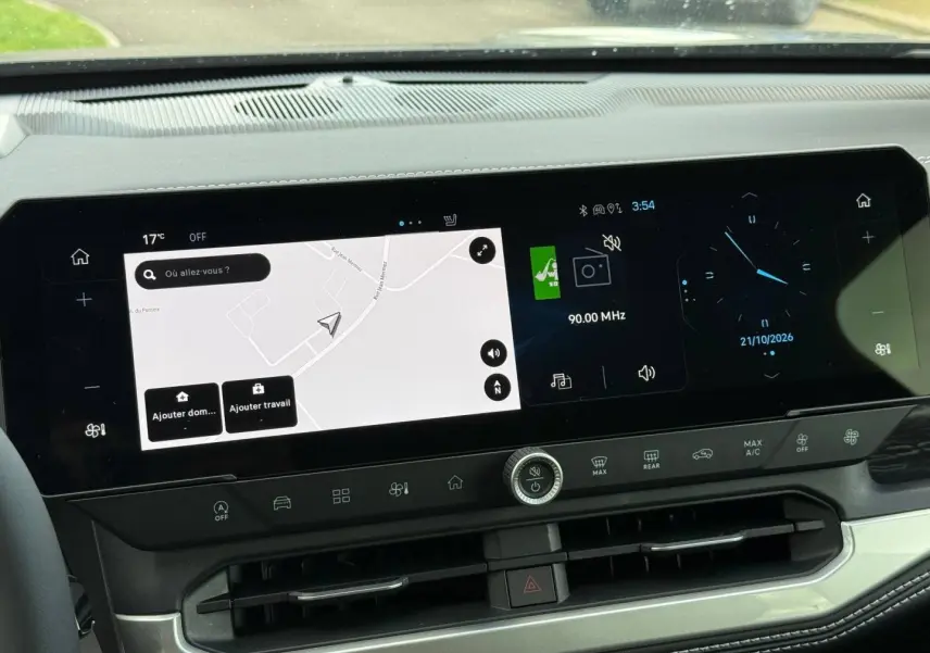 Tableau de bord du Jeep Compass 2026 avec écran tactile large affichant navigation et horloge digitale.