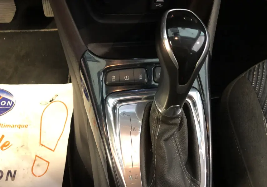 Le levier de vitesses automatique noir et chrome de l'Opel Crossland X 2019, vue rapprochée de la console centrale.