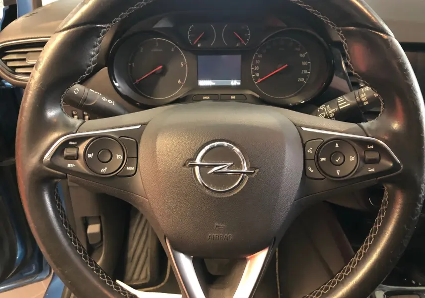 Vue rapprochée du volant en cuir noir avec commandes intégrées de l'Opel Crossland X bleu intens metal 2019.