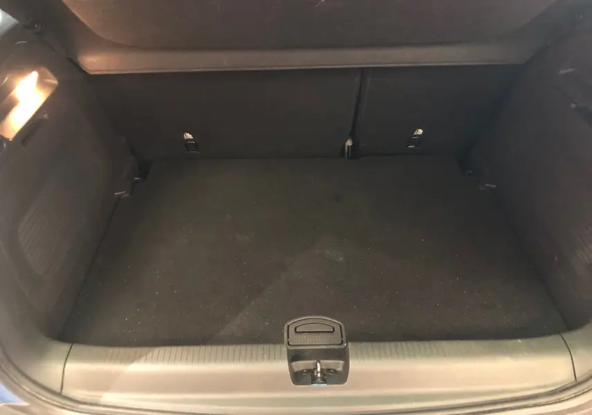 Coffre vide de l'Opel Crossland X bleu intens métal, vue intérieure arrière montrant l'espace de chargement.