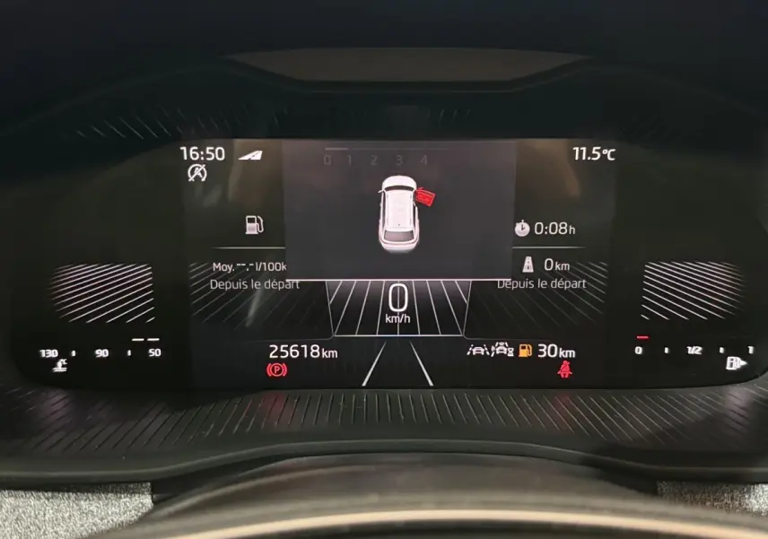 Tableau de bord numérique du Skoda Kamiq 2024 montrant la vitesse à 0 km/h et porte avant droite ouverte.