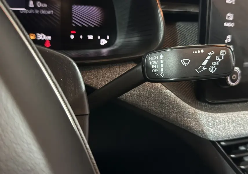 Gros plan sur la commande des essuie-glaces dans l'habitacle du Skoda Kamiq 2024, finition Selection.