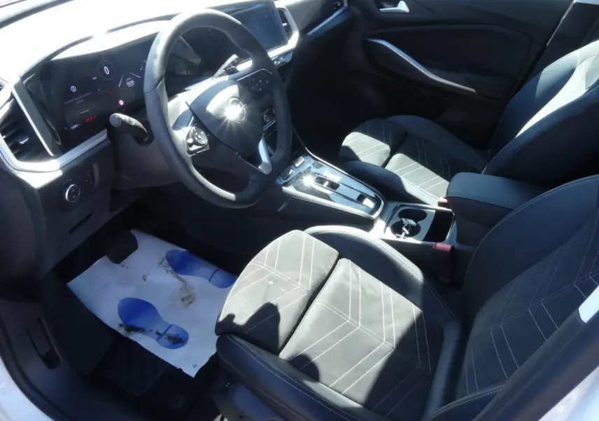 Vue intérieure côté conducteur de l’Opel Grandland 2024 avec sellerie Alcantara noire et tableau de bord digital.