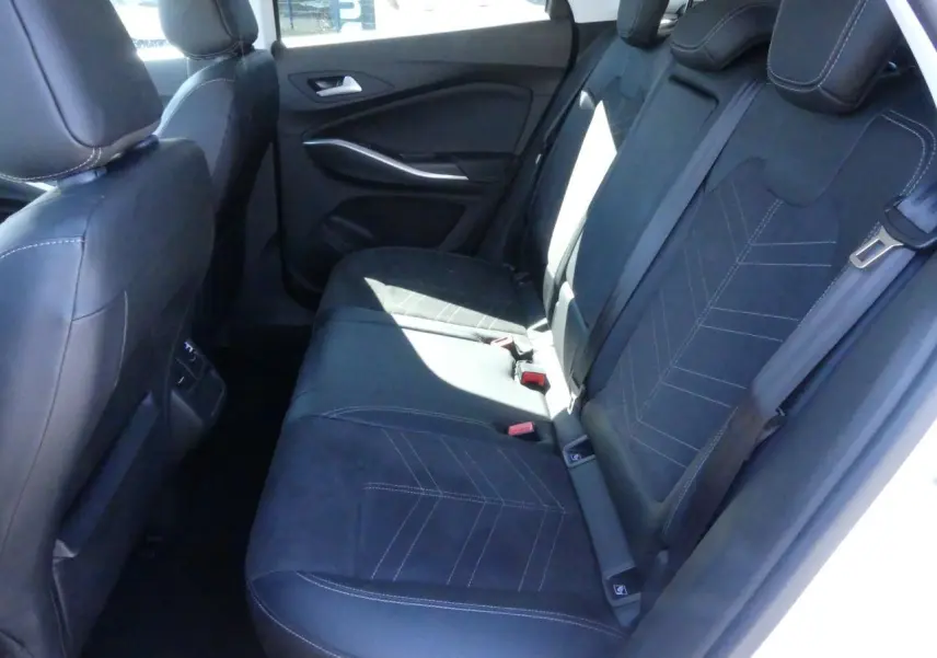 Vue intérieure côté droit des sièges arrière en Alcantara noir avec surpiqûres blanches de l'Opel Grandland 2024.