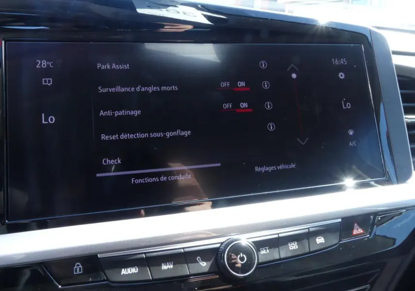 Écran tactile central de l’Opel Grandland blanc métallisé affichant les réglages d’assistance à la conduite.