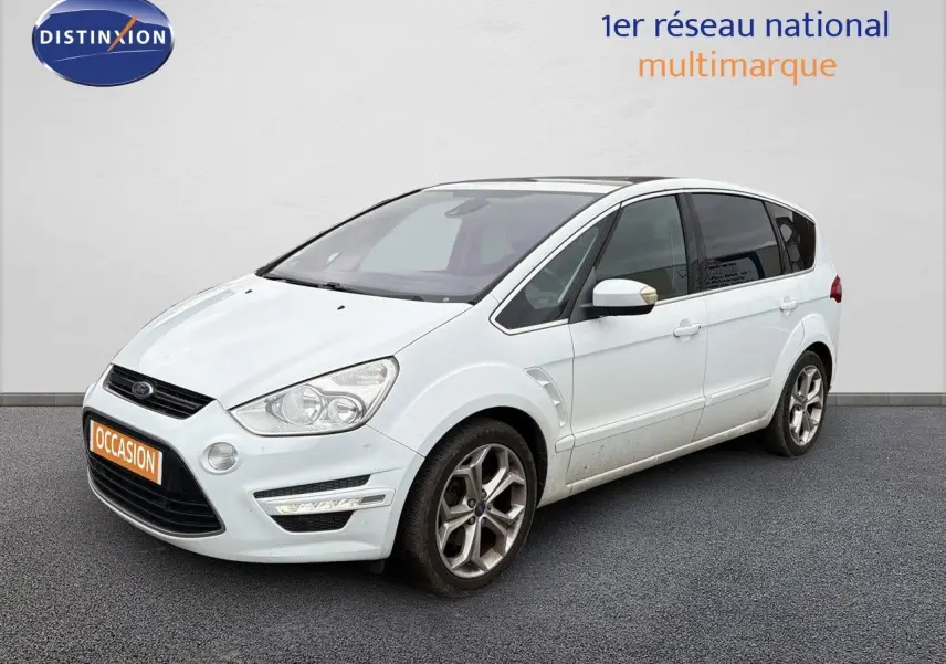 Ford S-MAX blanc vue 3/4 avant droit, avec jantes alliage et toit panoramique sombre visible.