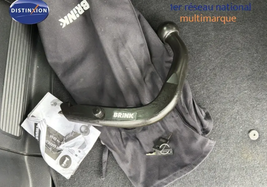 Gros plan sur une boule d’attelage Brink noire posée sur un tapis gris à l’intérieur d’un Ford S-MAX blanc de 2013.